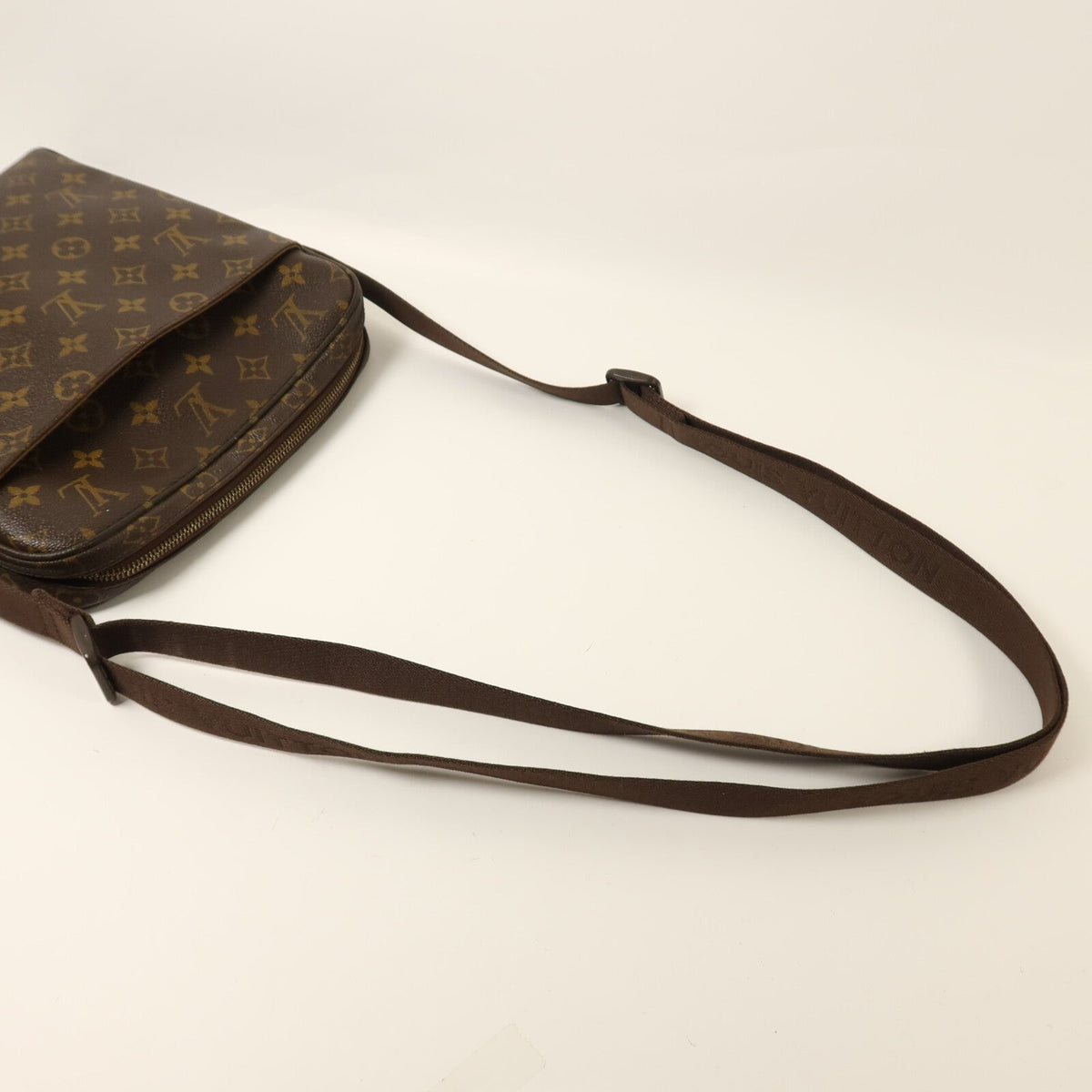 Louis Vuitton Trotteur Beaubourg · Monogram