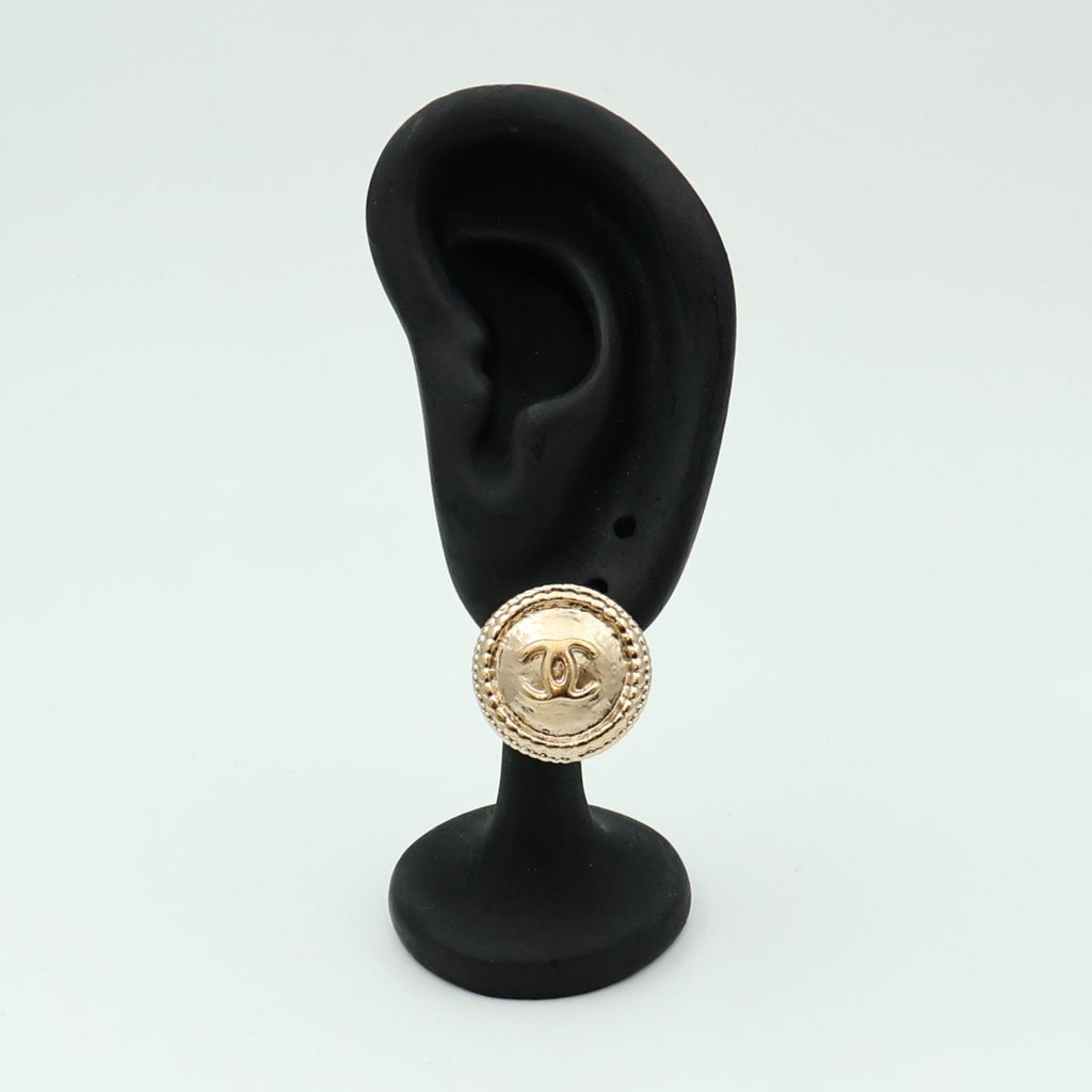 Chanel CC Earrings · Gold Tone