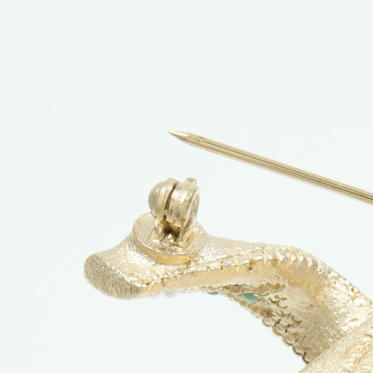 Chanel CC Brooch · Metal