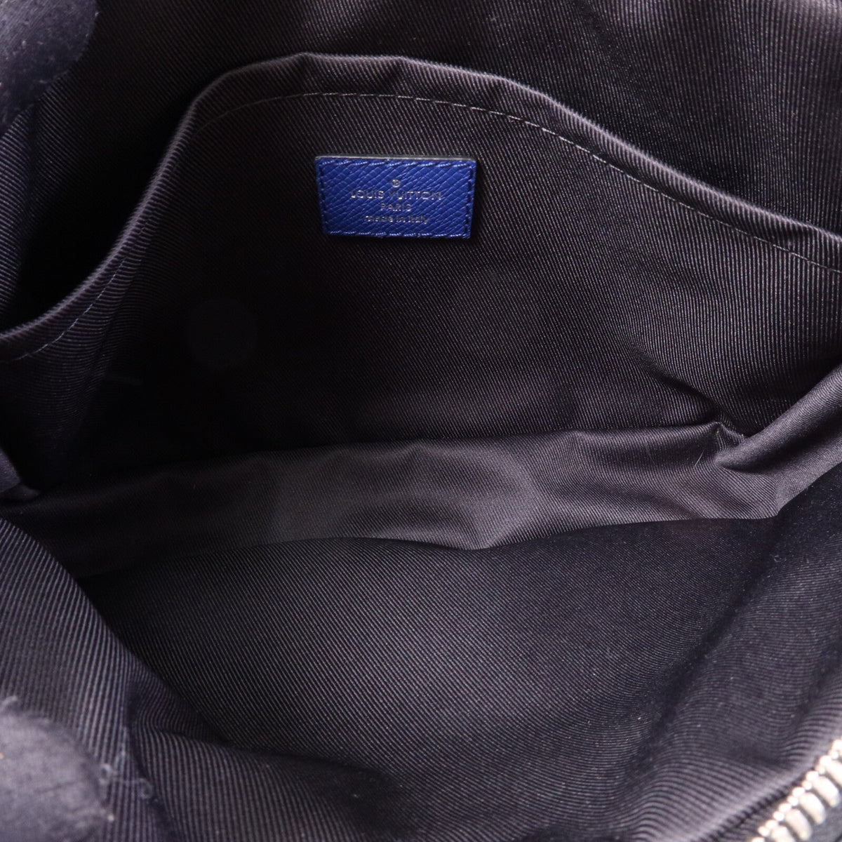 Louis Vuitton Outdoor Messenger · Taiga