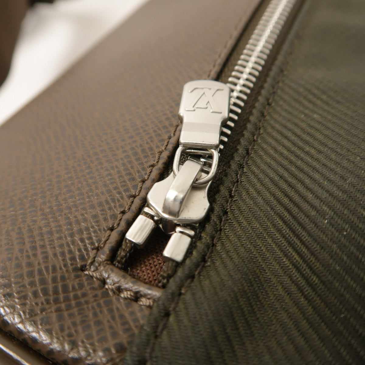 Louis Vuitton Viktor · Taiga Messenger