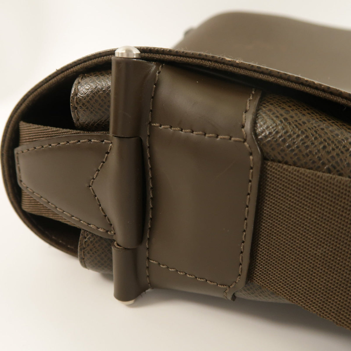 Louis Vuitton Viktor · Taiga Messenger