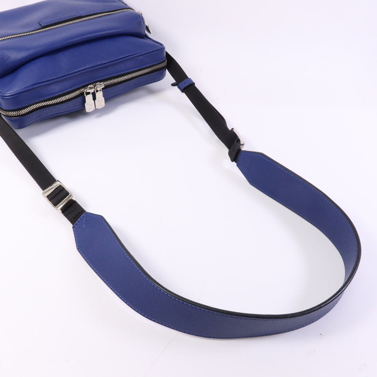 Louis Vuitton Outdoor Messenger PM · Taiga