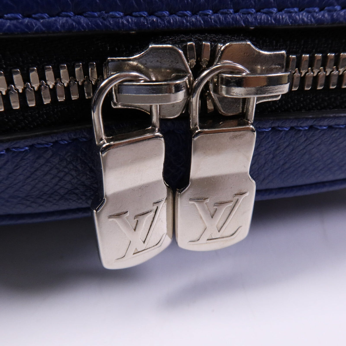 Louis Vuitton Outdoor Messenger PM · Taiga