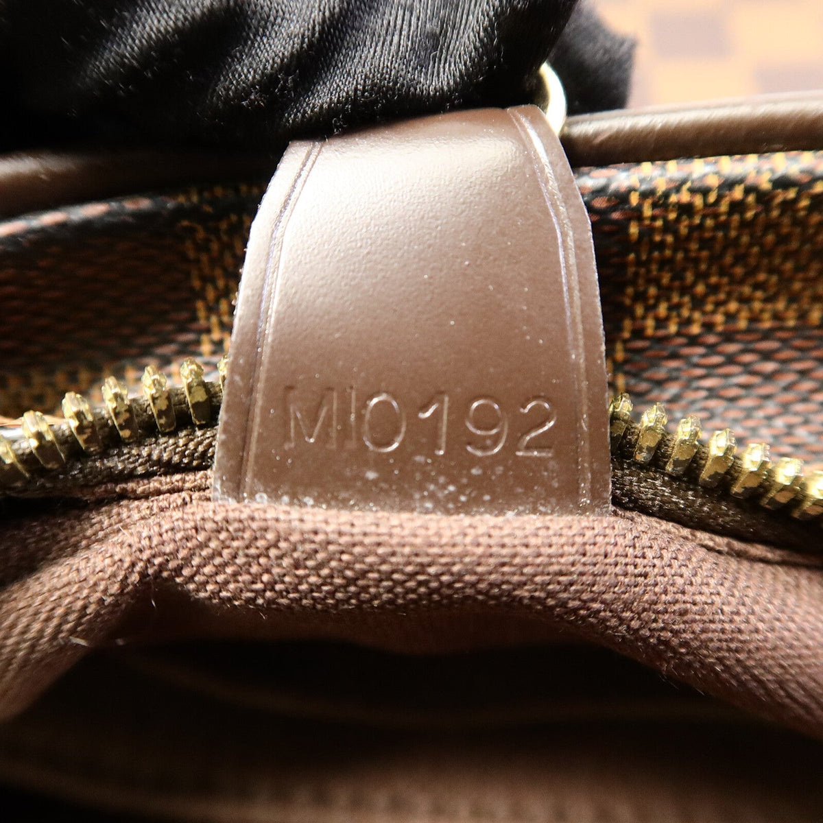 Louis Vuitton Shelton MM · Damier