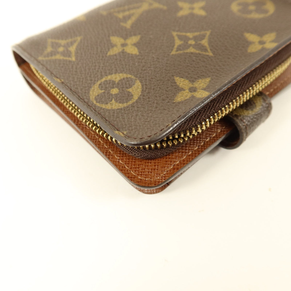 Louis Vuitton Compact Zipper · Monogram