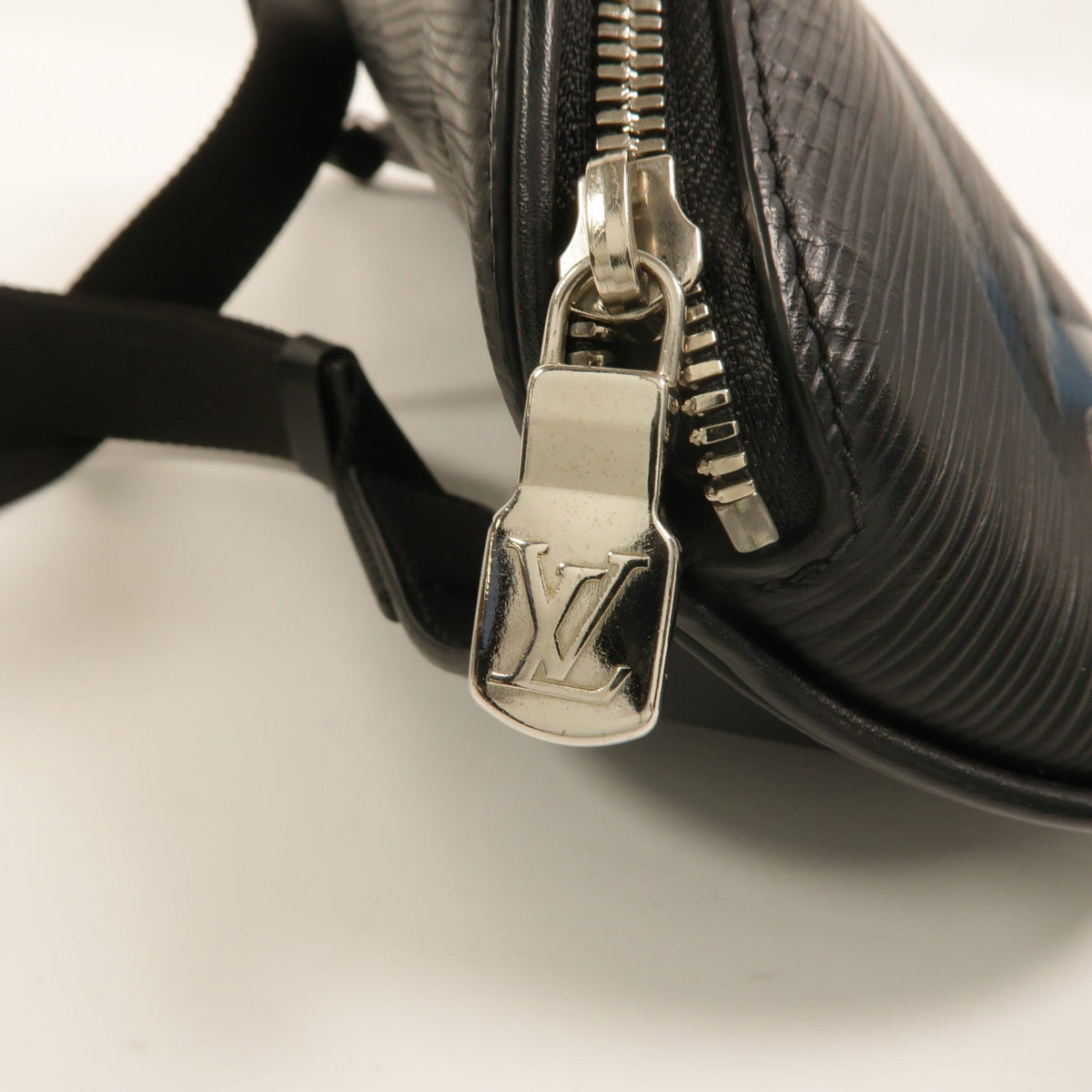 Louis Vuitton Circle Bumbag · Epi Leather