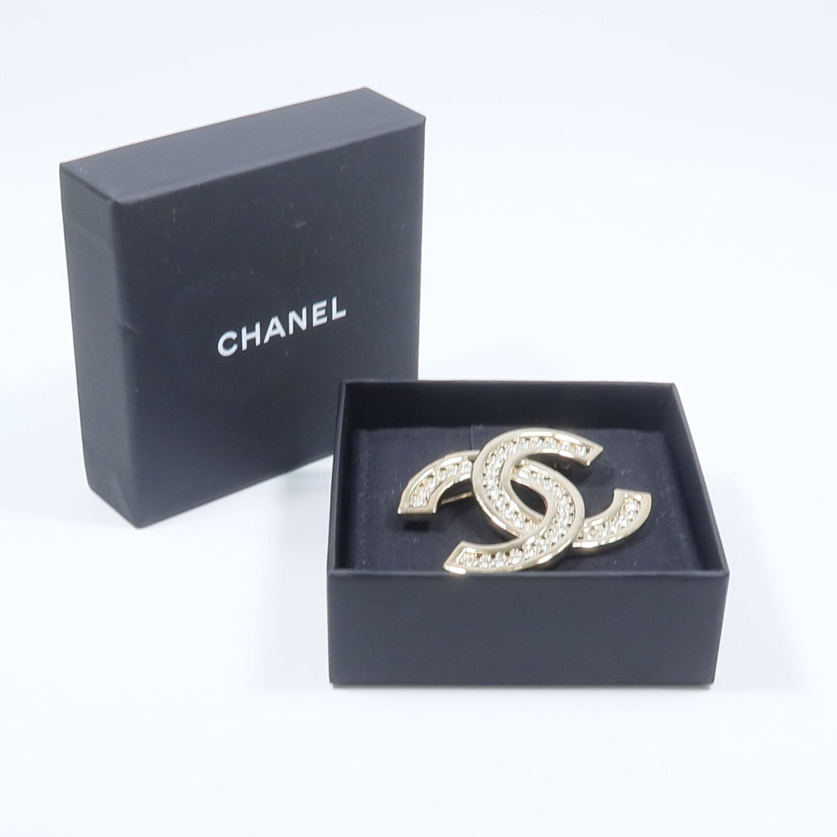Chanel CC Brooch · Metal