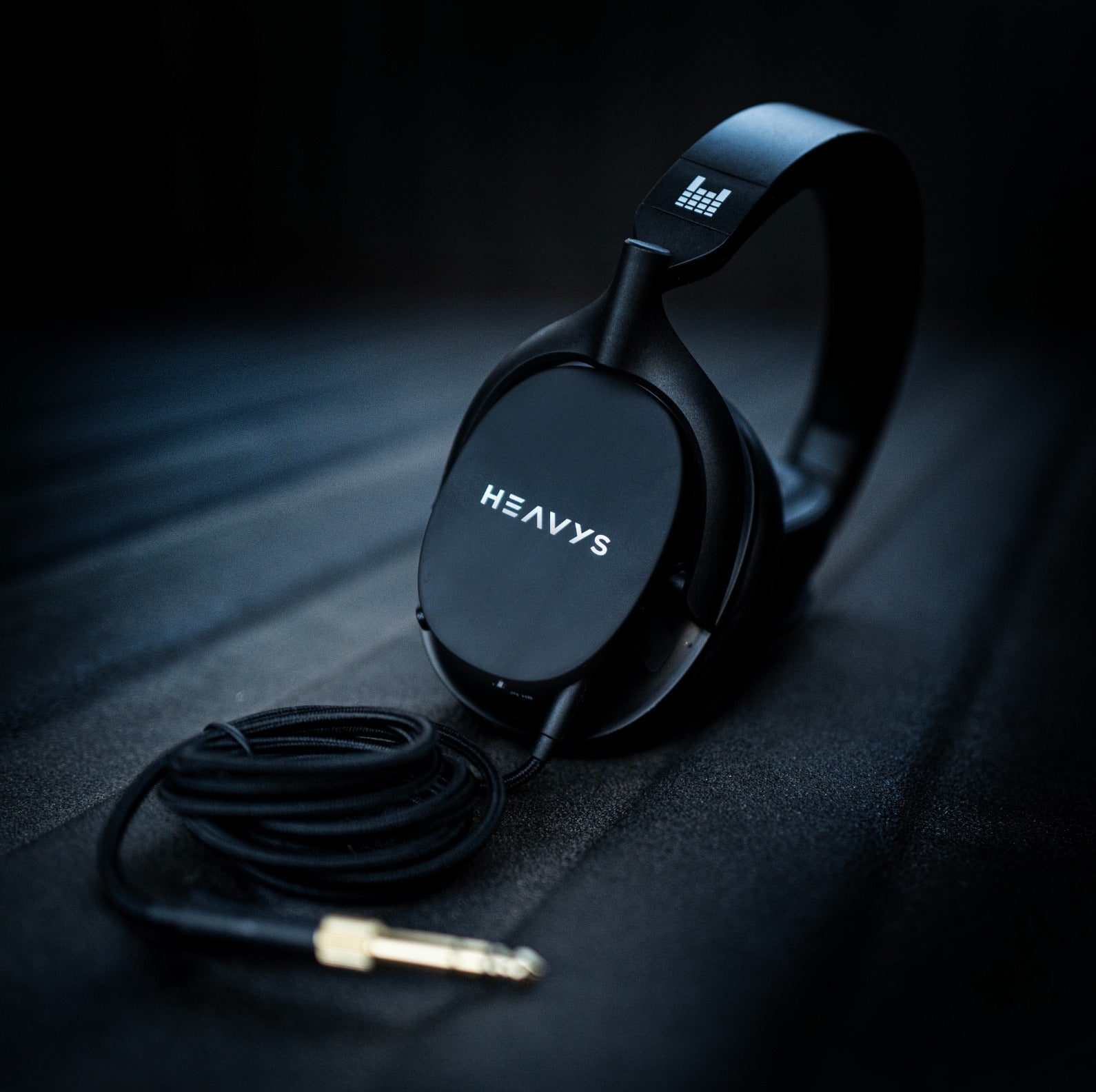 Premium Silver-Coated AUX Cable (1.8 mr/5.9 ft) for Lossless Audio