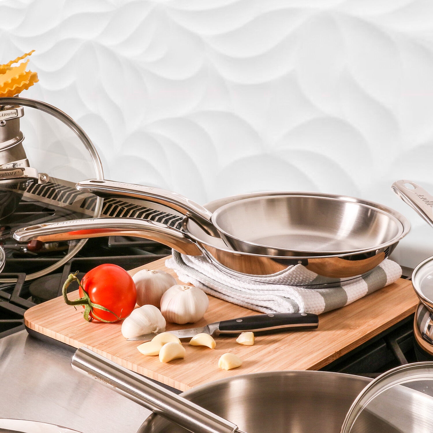 BergHOFF Belly Shape 18/10 Stainless Steel 10.5" Skillet with SS Lid, 2.5qt.