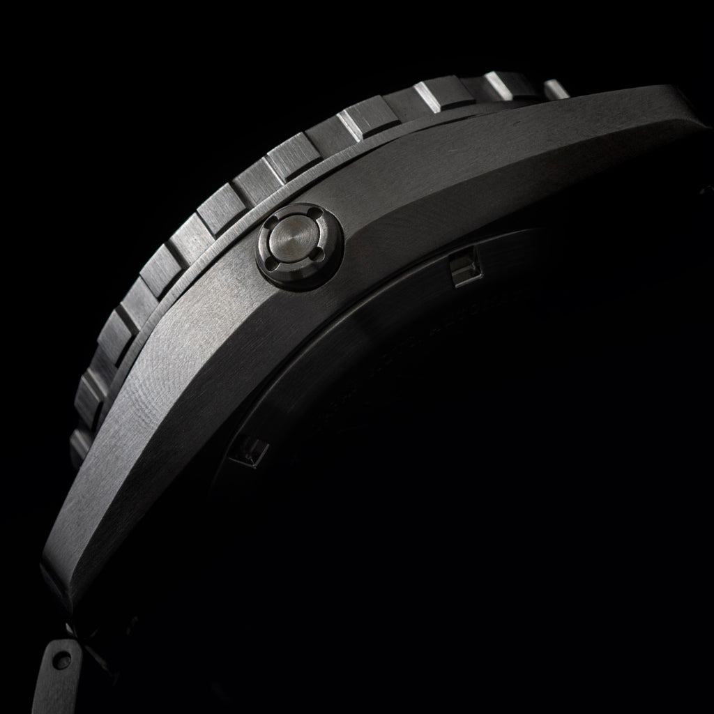 DV-02 - Automatic Dive Watch with Metal Bracelet