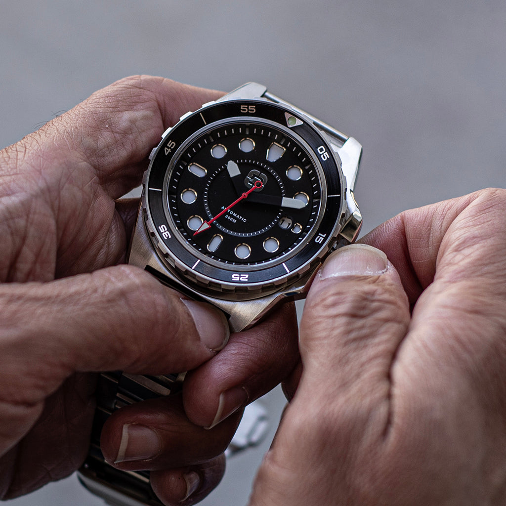 DV-02 - Automatic Dive Watch with Metal Bracelet