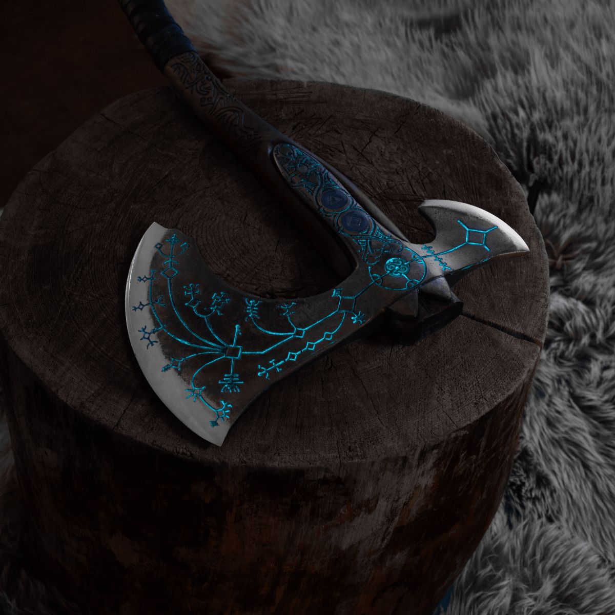Hand-forged "Ragnarok Kratos axe" with carved handle and Glow-in-the-Dark Runes