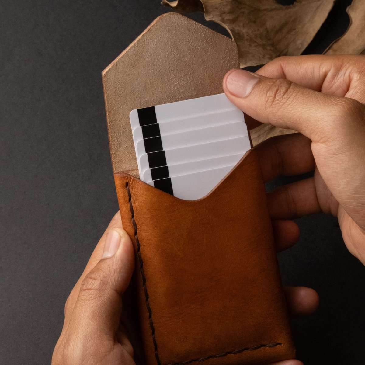 Oldis One: Minimalist Vertical Wallet