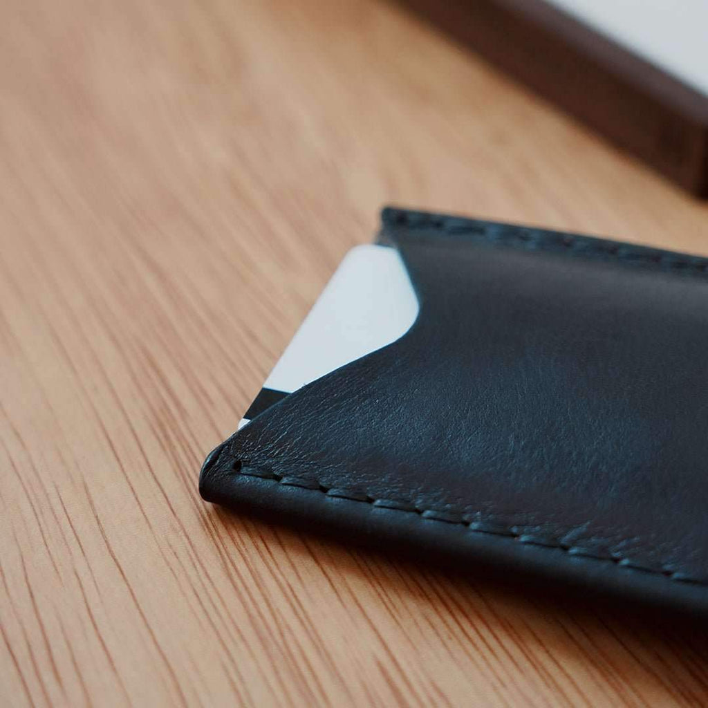 Oldis Three: Minimalist Vertical Wallet
