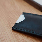 Oldis Three: Minimalist Vertical Wallet