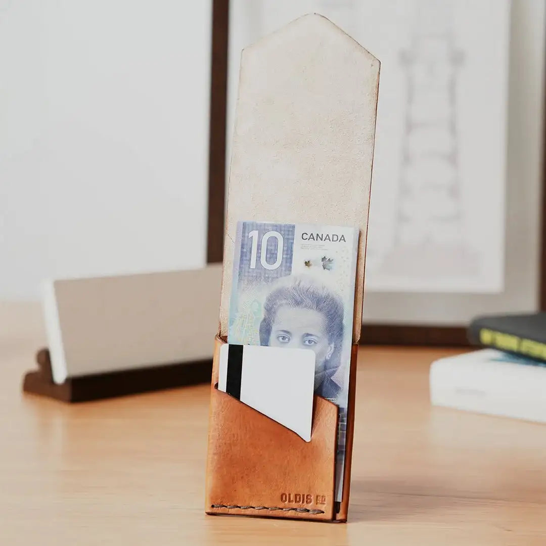Oldis Three: Minimalist Vertical Wallet