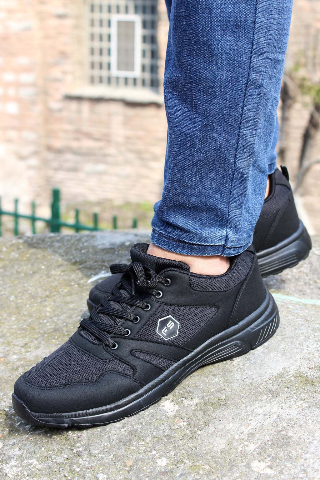 Men's All-Black Athletic Sneakers with Mesh Panels - Wessi